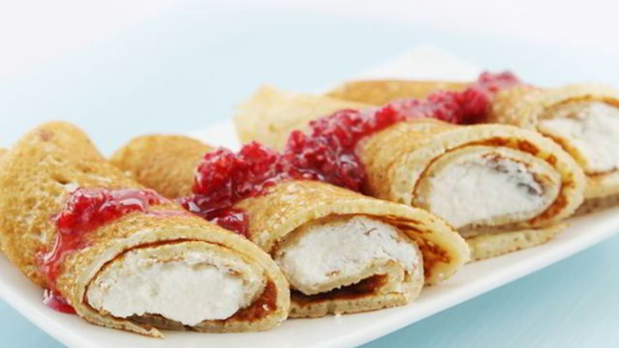 Рецепт блинчиков с творогом и клубникой