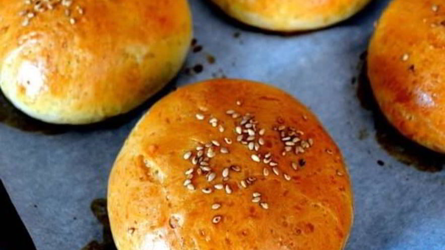 Рецепт булочек с мясом в пряном соусе