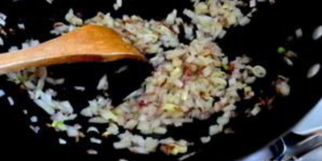 Рецепт булочек с мясом в пряном соусе