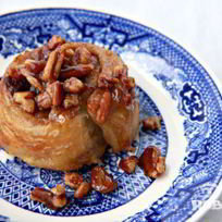 Булочки с орехами и изюмом