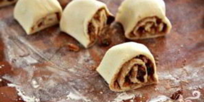 Рецепт булочек с орехами и изюмом