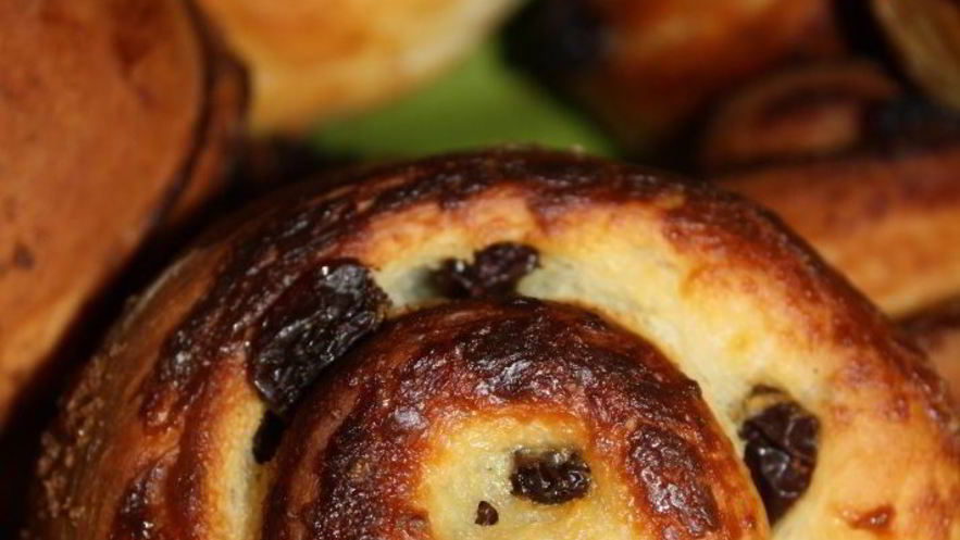 Рецепт французских булочек с изюмом