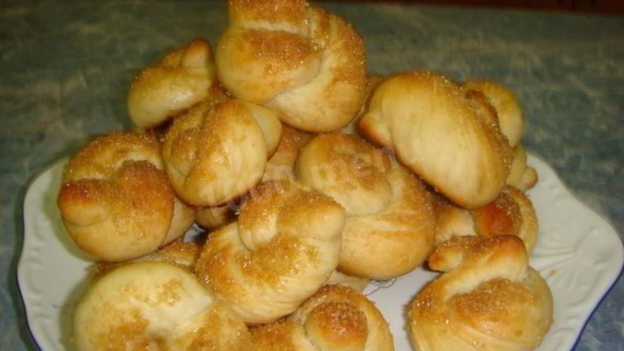 Рецепт медовых плюшек с сахаром из дрожжевого теста