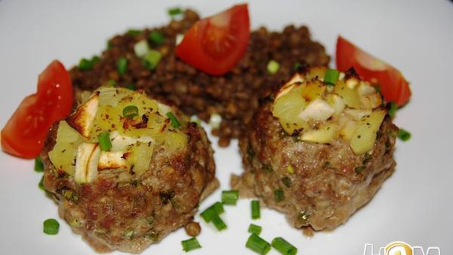 Рецепт мясных ватрушек с фруктовой начинкой