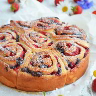 Рецепт Праздничных булочек с клубникой и шоколадом