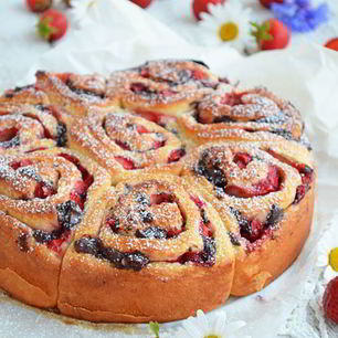 Рецепт Праздничных булочек с клубникой и шоколадом