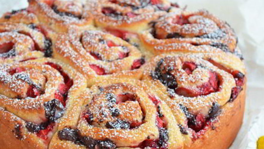 Рецепт праздничных булочек с клубникой и шоколадом