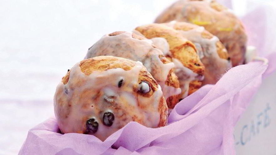 Рецепт сдобных булочек с изюмом и шоколадом