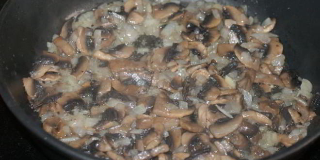 Рецепт мясного кекса с грибами и перепелиными яйцами