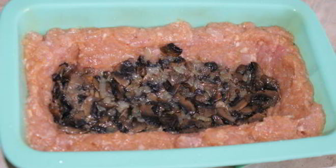 Рецепт мясного кекса с грибами и перепелиными яйцами