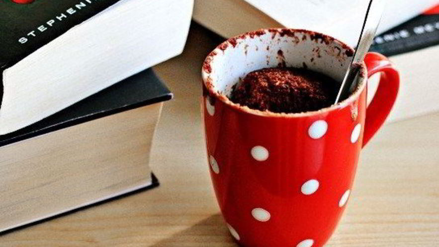 Рецепт шоколадного кекса в кружке за 5 минут