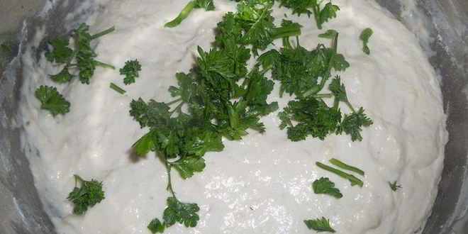 Рецепт домашнего хлеба с петрушкой без замеса