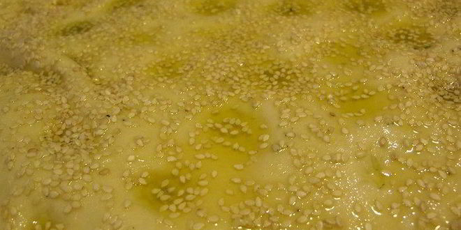 Рецепт хлеба с базиликом, пармезаном и кунжутом