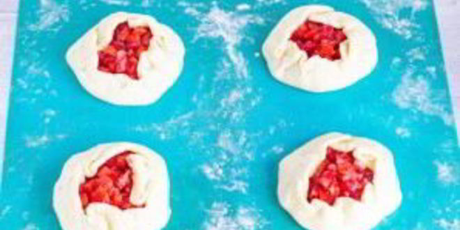 Рецепт клубничных галет из творожного теста