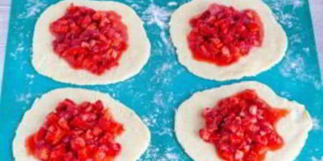 Рецепт клубничных галет из творожного теста