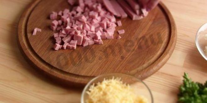 Рецепт корзиночек из тостового хлеба с колбасой и сыром