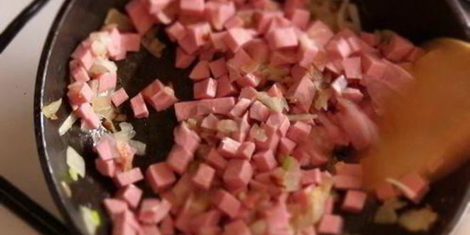 Рецепт корзиночек из тостового хлеба с колбасой и сыром