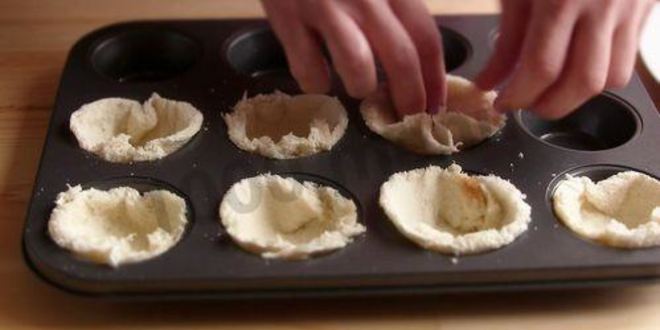 Рецепт корзиночек из тостового хлеба с колбасой и сыром