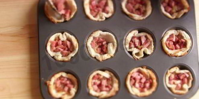 Рецепт корзиночек из тостового хлеба с колбасой и сыром