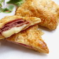 Рецепт Конвертиков из слоеного теста с сыром