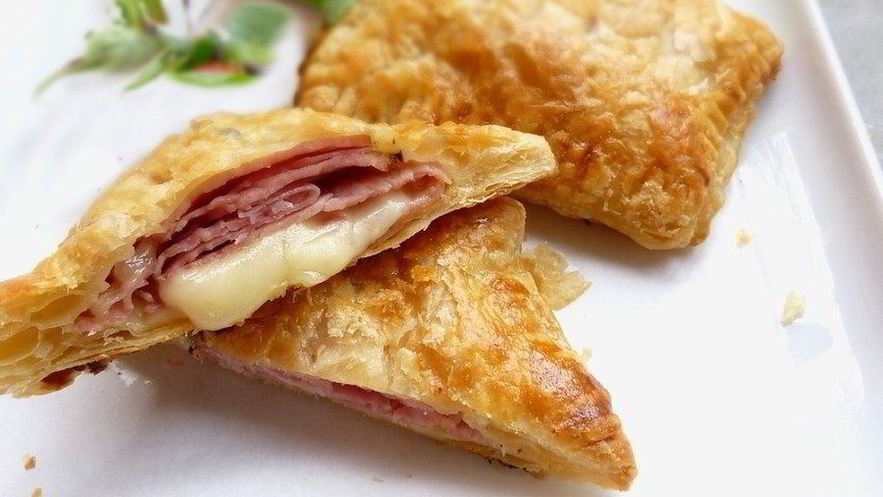 Рецепт конвертиков из слоеного теста с сыром