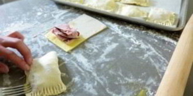 Рецепт конвертиков из слоеного теста с сыром