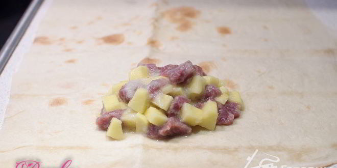 Рецепт конвертиков из лаваша с мясом и картофелем