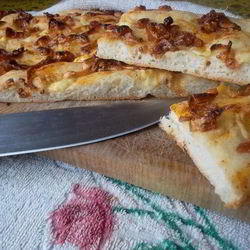 Рецепт Фокаччи с брынзой и карамелезированным луком