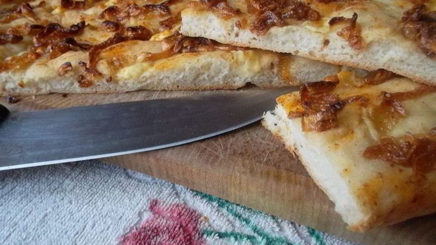 Рецепт фокаччи с брынзой и карамелезированным луком