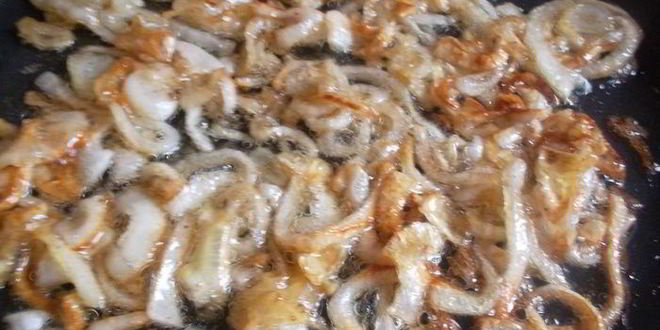 Рецепт фокаччи с брынзой и карамелезированным луком