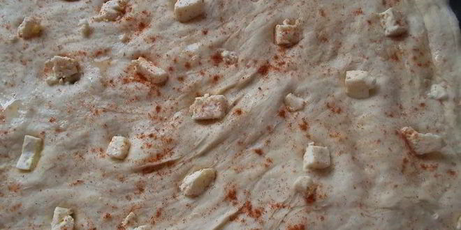 Рецепт фокаччи с брынзой и карамелезированным луком