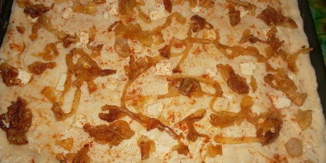 Рецепт фокаччи с брынзой и карамелезированным луком