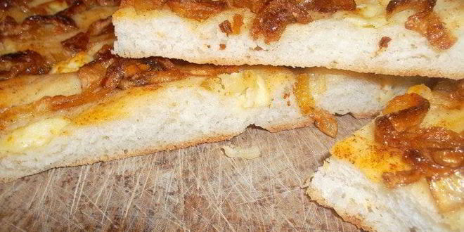 Рецепт фокаччи с брынзой и карамелезированным луком