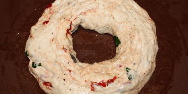 Рецепт фокаччи с маслинами, вялеными помидорами и зеленью