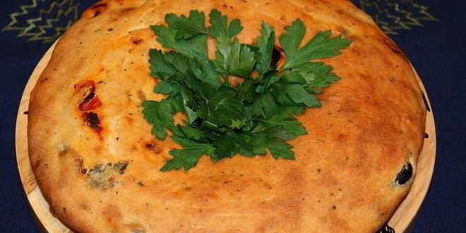 Рецепт фокаччи с маслинами, вялеными помидорами и зеленью