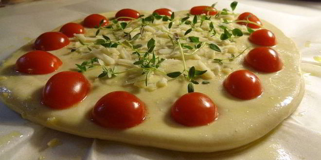 Рецепт фокаччи с пармезаном и пряными травами