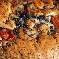 Рецепт Фокаччи с песто, маслинами и перцами пеппердью