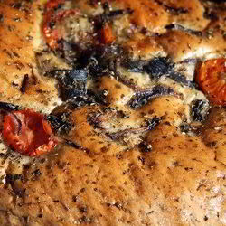 Рецепт Фокаччи с песто, маслинами и перцами пеппердью