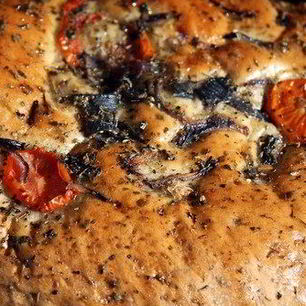 Рецепт Фокаччи с песто, маслинами и перцами пеппердью