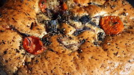 Рецепт Фокаччи с песто, маслинами и перцами пеппердью