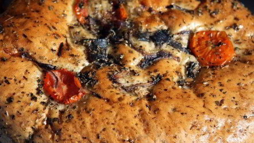 Рецепт фокаччи с песто, маслинами и перцами пеппердью