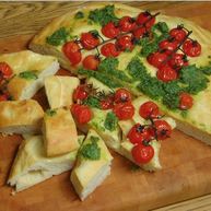 Рецепт Фокаччи с помидорами черри и соусом песто
