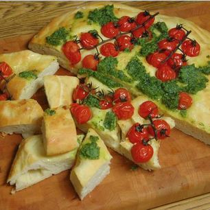 Рецепт Фокаччи с помидорами черри и соусом песто