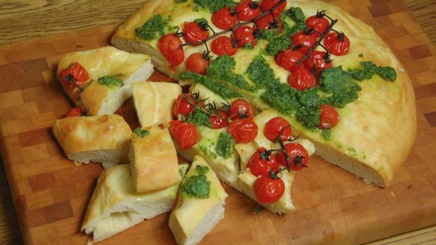 Рецепт фокаччи с помидорами черри и соусом песто