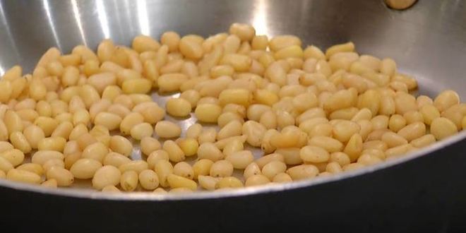 Рецепт фокаччи с помидорами черри и соусом песто