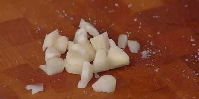 Рецепт фокаччи с помидорами черри и соусом песто