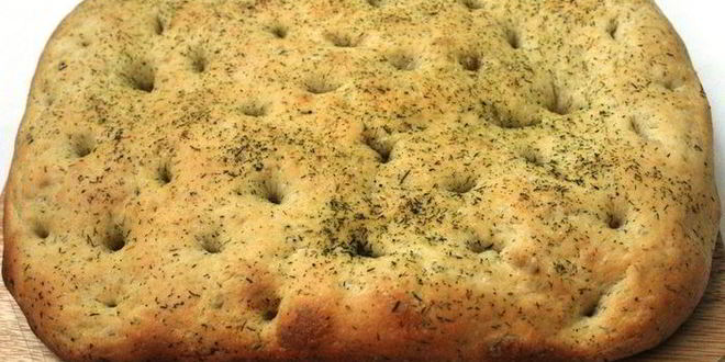 Рецепт картофельной фокаччи с печеным чесноком и укропом