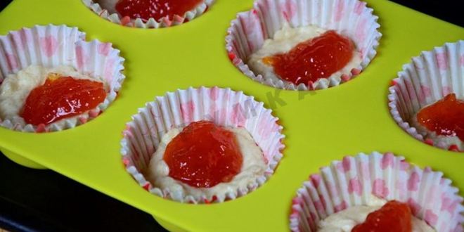 Рецепт маффинов на кефире с джемом в формочках