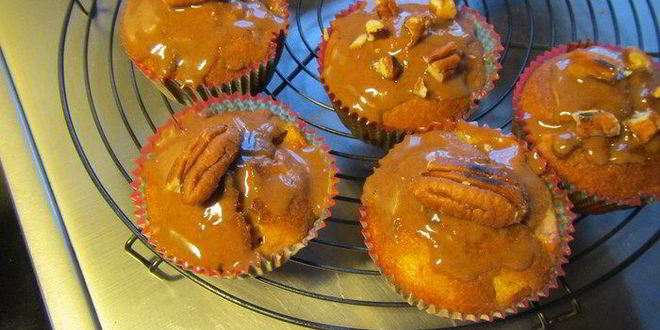 Рецепт маффинов с абрикосами, орехами пекан и коричной помадкой