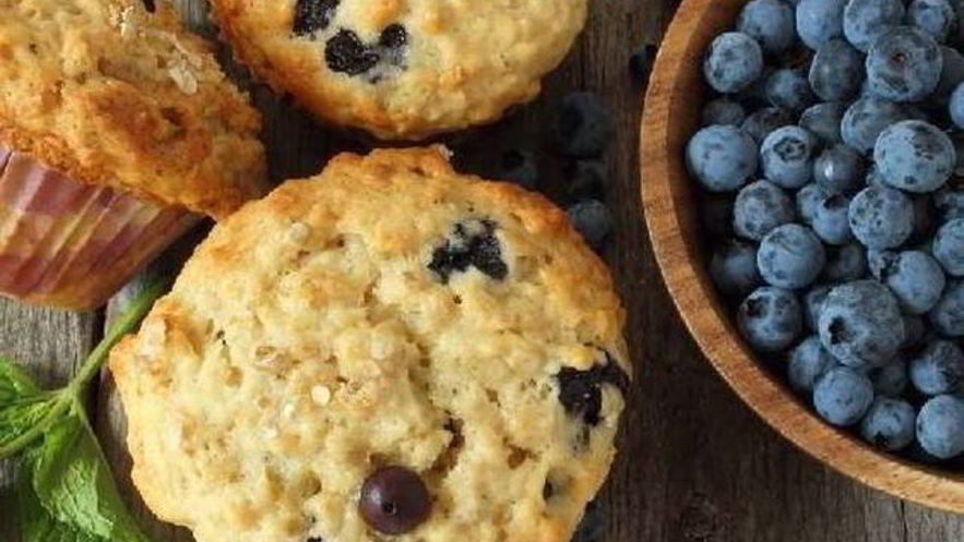 Рецепт овсяных маффинов с бананом, яблоком и черникой